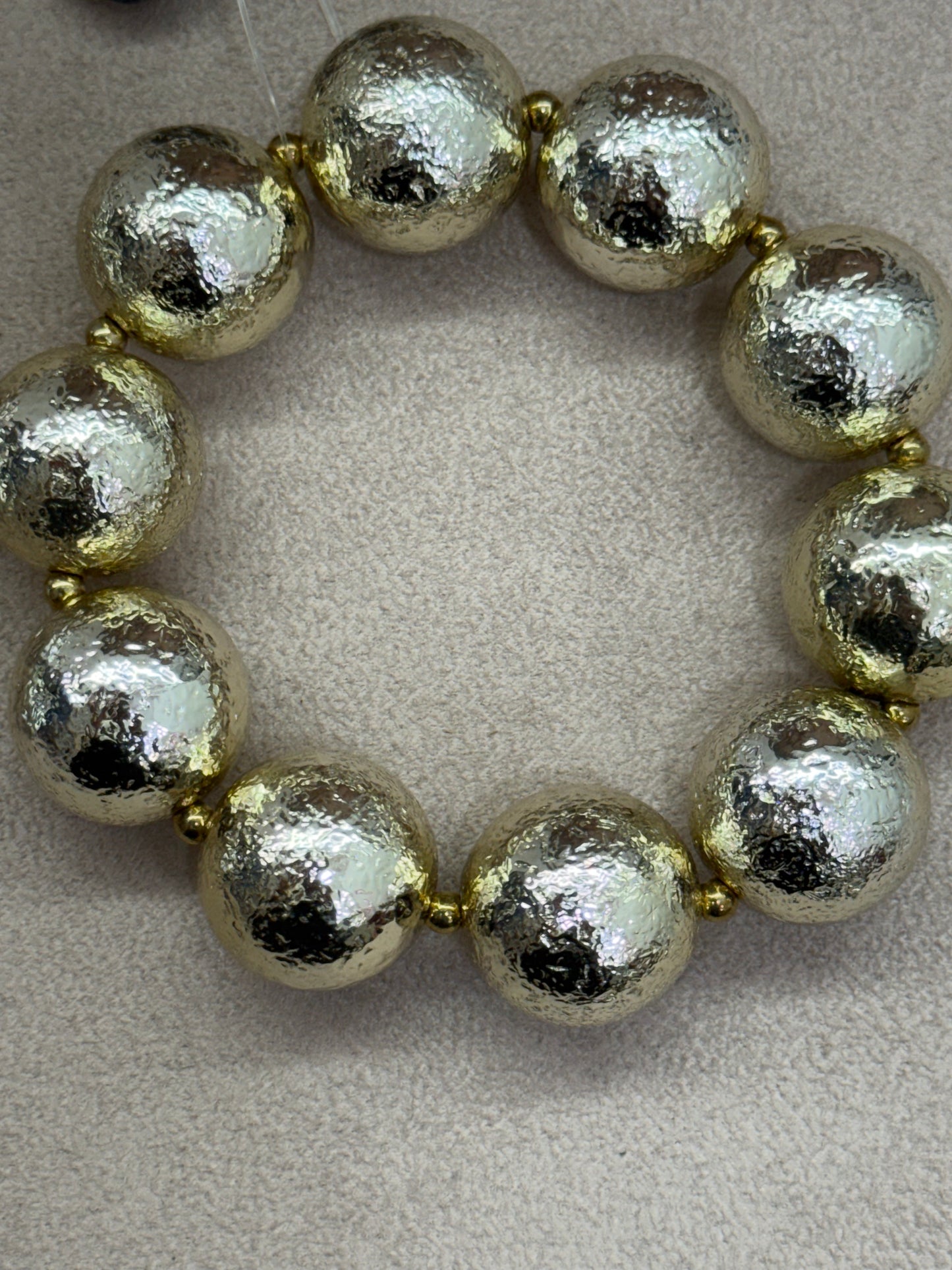 Bracciale elastico con sfere martellate