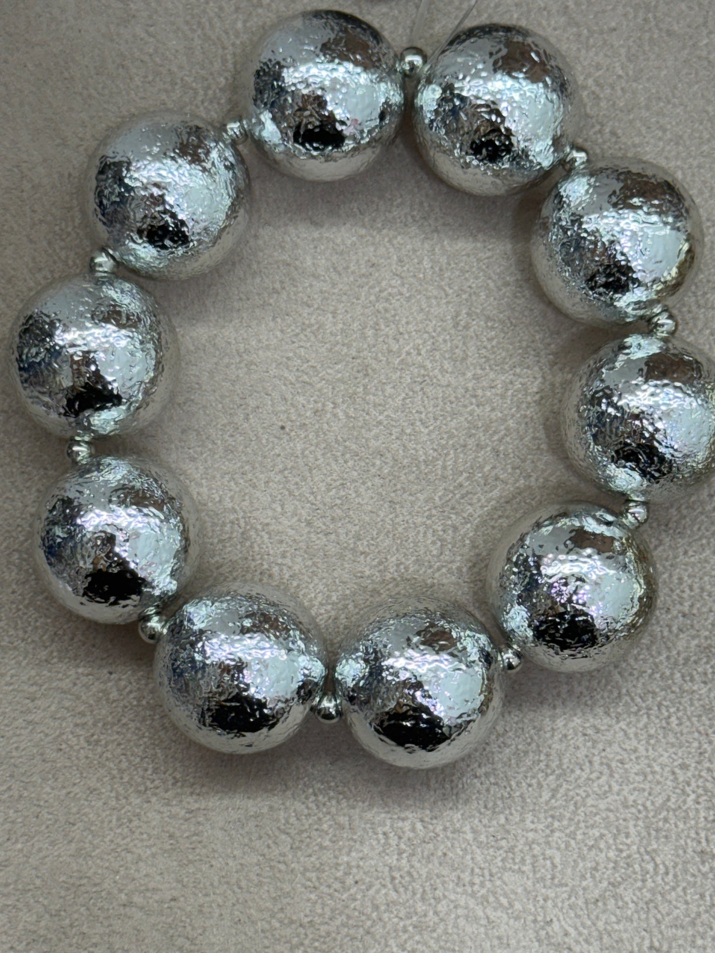 Bracciale elastico con sfere martellate