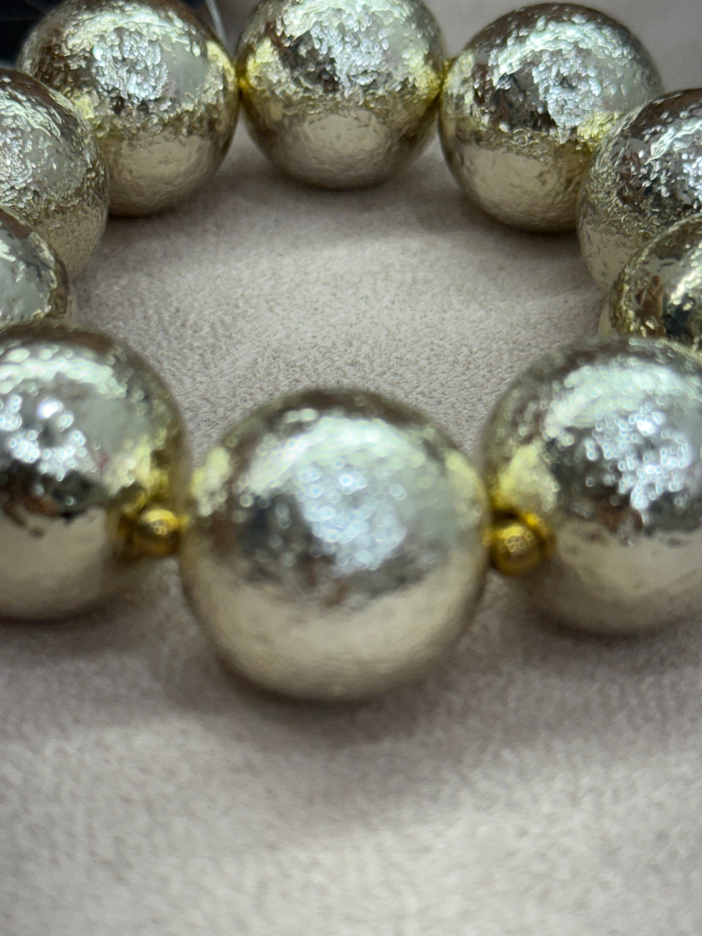 Bracciale elastico con sfere martellate