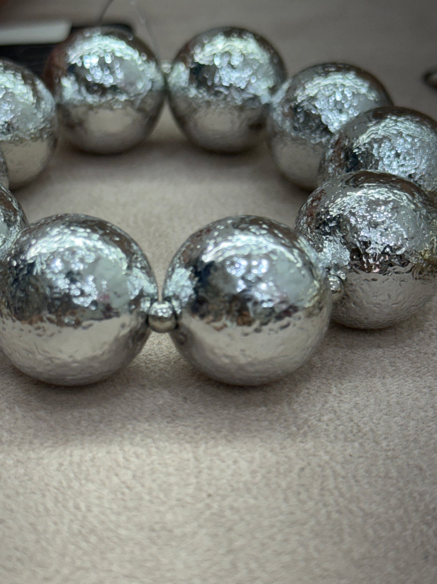Bracciale elastico con sfere martellate